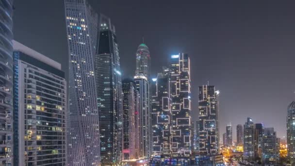 Dubai marina mais altos arranha-céus e iates no porto aéreo durante toda a noite timelapse. — Vídeo de Stock
