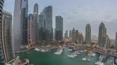 Dubai marinası Limandaki en uzun gökdelenler ve yatlar Gün ve gece saatleri.
