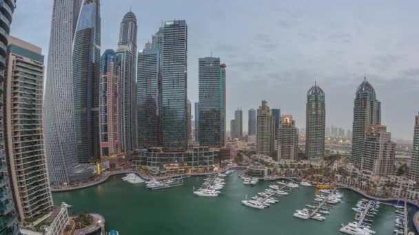 Dubai marina mais altos arranha-céus e iates em porto aéreo dia a noite timelapse. — Vídeo de Stock