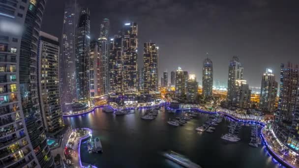 Dubai marina mais altos arranha-céus e iates em porto aéreo noite timelapse. — Vídeo de Stock