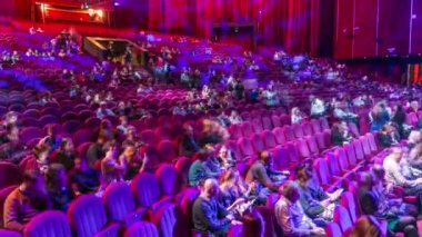 Seyirci Toplantı salonunda toplamak ve tiyatro timelapse gösterisinde dikkat et. Kırmızı koltuk koltuk ile büyük Salonu