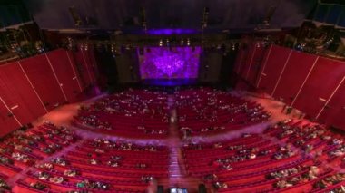 Seyirci Toplantı salonunda toplamak ve tiyatro timelapse gösterisinde dikkat et. Kırmızı koltuk koltuk ile büyük Salonu
