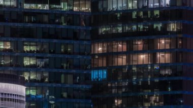 Şehir Gökdelenleri 'ndeki ofis pencerelerinin gece görüntüsünü tepeden kapat