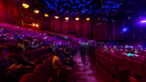 観客は講堂に集まるし、劇場タイムラプスのショーを見る。赤い肘掛け椅子席の大ホール — ストック動画