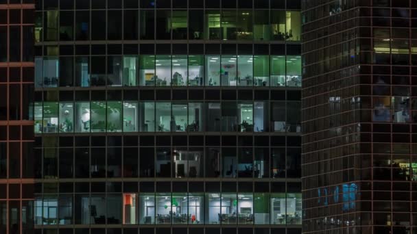 Close up widok na okna biurowe w wieżowcach miasta w nocy timelapse od góry — Wideo stockowe