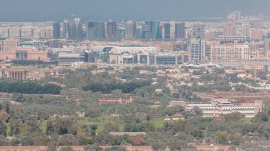 Deira 'da modern gökdelenleri olan Dubai şehrinin Skyline' ı ve Birleşik Arap Emirlikleri Business Bay 'den Zabeel bölgesi hava zaman çizelgesi. Ağaçlı ve palmiyeli park