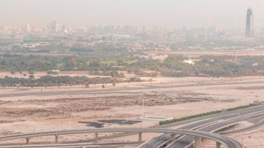 Business Bay Timelapse 'ın kavşağındaki şehir trafiği. Yol kavşağı ve Deira bölgesinin yukarıdan hava görüntüsü. Kanal üzerinde köprü