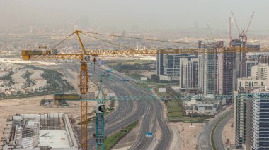 Al Khail yolunun hava görüntüsü iş sahasının yakınındaki trafiği meşgul ediyor. İnşaat alanındaki yeni kulelerde çok sayıda vinç çalışıyor