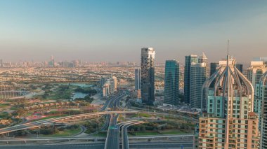 JLT ve Dubai Marina arasındaki büyük otoyol kavşağı Sheikh Zayed Yolu hava zaman ayarlarıyla kesişiyor. Golf sahası, kuleler ve gökdelenler yakınlarındaki yoğun trafik