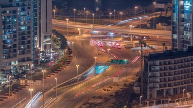 JLT bölgesi hava sahasının yakınındaki tünel kavşağında büyük bir kavşak var. Yoğun trafik ve inşaat alanı olan kulelerin ve gökdelenlerin yanındaki golf sahasında.