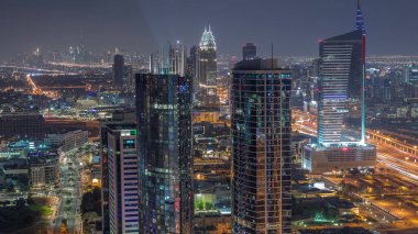 Dubai marinasından medya şehri ve internet şehir bölgesi hava görüntüsü. Yukarıdan caddelerde trafik olan kuleler ve gökdelenler