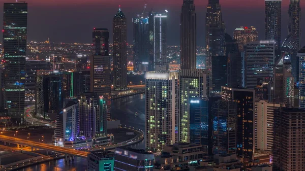 迪拜商厦塔楼的现代建筑 从天而降 从天而降 有运河的空中景观 日落后有多彩的天空的建筑工地 — 图库照片