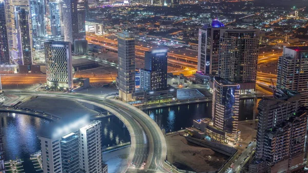 Skyline Skrzyżowaniem Mostem Nowoczesna Architektura Dubaju Business Bay Oświetlała Wieże — Zdjęcie stockowe