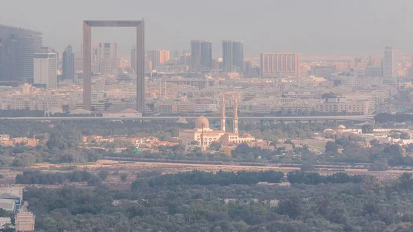 ドバイ市内のスカイラインでは アラブ首長国連邦のビジネスベイからDeira地区とZabeel地区のモスクと近代的な高層ビルが空中時間経過します — ストック写真