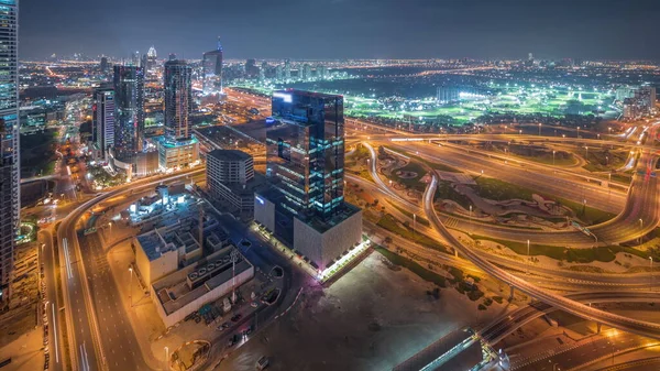 从迪拜码头到媒体城区和公路交叉口的空中全景 在高速公路上来往的塔楼和摩天大楼 — 图库照片