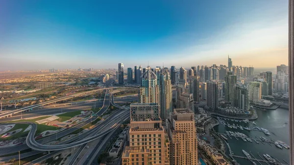 Небоскрёбы Дубайской Пристани Jlt Вдоль Воздушной Вечерней Панорамы Шейха Зайда — стоковое фото