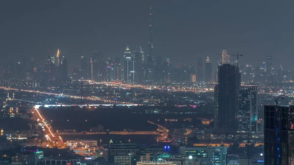 Dubai Belvárosa Pénzügyi Negyed Felhőkarcolóinak Felhőkarcolóival Magas Toronnyal Éjszakai Időszámításokkal — Stock Fotó