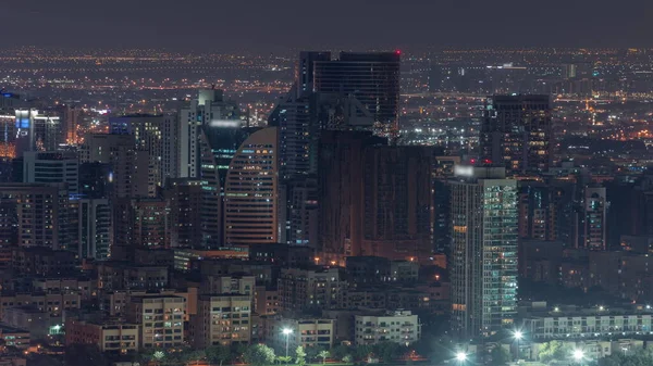 Dubai marinasından yeşilliklerin ve Al Barsha tepelerinin hava görüntüsü. Yukarıdan golf sahası olan kuleler ve gökdelenler.
