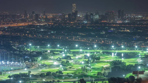 Luftaufnahme Des Beleuchteten Golfplatzes Mit Bewässerung Des Grünen Rasens Und — Stockfoto
