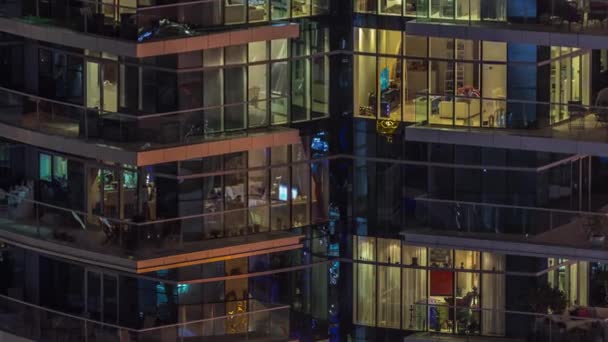 複数階建ての建物の窓の多色光のフラットナイトパノラマ空中タイムラプス. — ストック動画