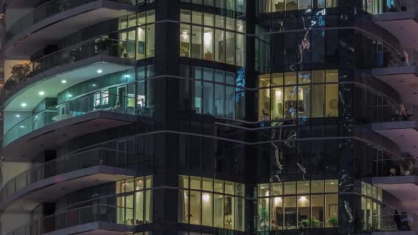 Panorama nocturno plano de luz multicolor en ventanas de edificios de varios pisos timelapse aéreo. — Vídeos de Stock