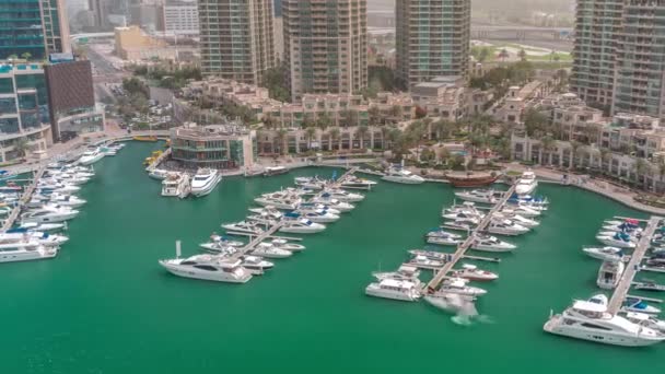 Люксовые лодки и яхты весь день дрейфовали в Dubai Marina. — стоковое видео