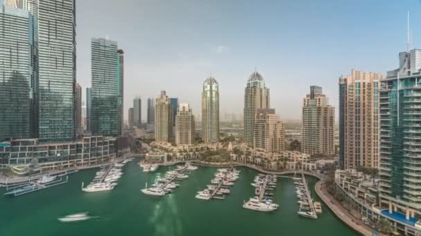 Bahía de yates de lujo en el timelapse aéreo de la ciudad en Dubai marina — Vídeos de Stock