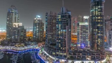 Dubai Marina lüks turizm bölgesi. Kanal havası etrafında gökdelenler ve kuleler var.