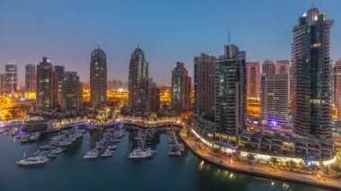 Şehirdeki lüks yat hangarında gece gündüz Dubai yat limanında.