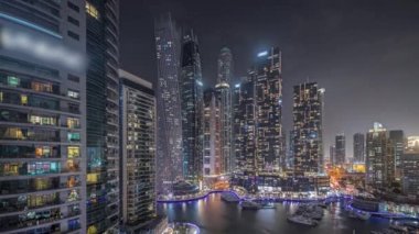 Panorama Dubai marinasının limandaki en yüksek gökdelenleri ve yatları gösteriyor..