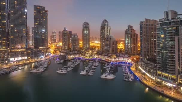 Luxe jacht baai in de stad antenne nacht tot dag timelapse in Dubai jachthaven — Stockvideo