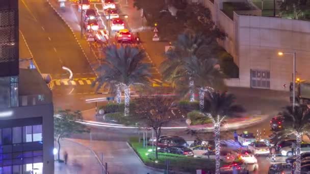 Luchtfoto van een cirkel weg kruising tussen wolkenkrabbers in een grote stad nacht timelapse. — Stockvideo