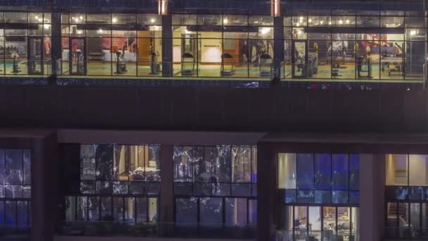 Papan panorama malam yang datar dengan warna-warni di jendela bangunan-bangunan bertingkat di udara pasang surut. — Stok Video