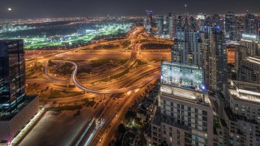 Dubai marinası ve JLT 'nin Sheikh Zayed Yolu boyunca gökdelenleri aydınlattığı panorama büyük kavşak ve Medya Şehri hava sahaları gece zaman çizelgesi ile gösteriliyor. Yukarıdan konut ve ofis binaları.