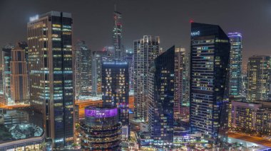 Dubai Marina Skyline 'ın arka planında JLT gökdelenleri var. Cam yüzeyi ve birçok restoranı olan ışıklandırılmış kuleler.