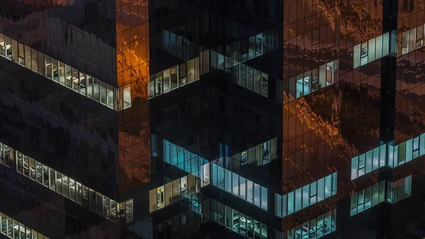 Ventanas Edificio Oficinas Gran Altura Tarde Con Luces Interiores Brillantes —  Fotos de Stock