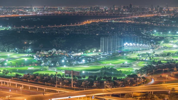 Luftaufnahme Des Beleuchteten Golfplatzes Mit Grünem Rasen Und Seen Dahinter — Stockfoto