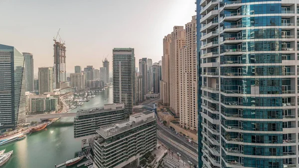 Panorama, JBR ve Dubai Marina gökdelenlerinin gökdelenlerinin gökdelenlerini gösteriyor. Kanal suyunda yüzen yatlar. Arka planda JLT bölgesi
