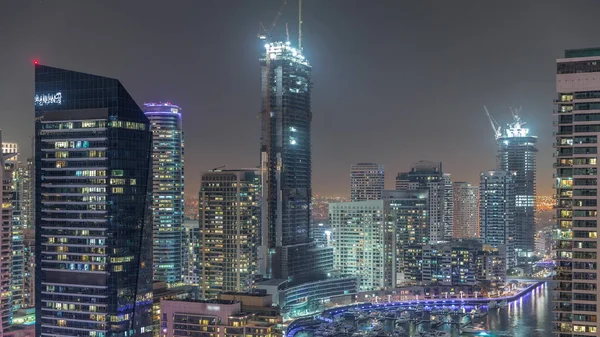 Letecký Pohled Dubajský Přístav Osvětlovaly Mrakodrapy Kolem Kanálu Plovoucími Jachtami — Stock fotografie