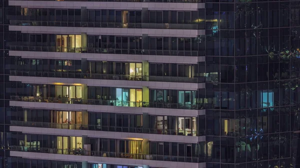 현대적 건물의 불빛은 시간을 시킨다 내부에 조명이 방들이 — 스톡 사진