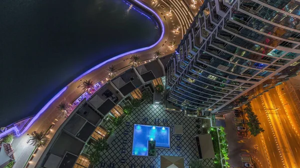 Dubai Marinası Rıhtım Boyunca Yüzme Havuzuyla Aydınlatılmış Bir Gezinti Alanı — Stok fotoğraf