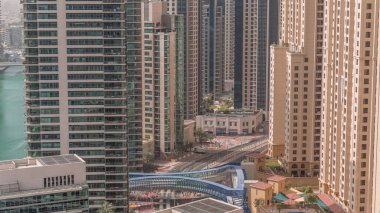 JBR ve Dubai Marina gökdelenleri, deniz kenarındaki gökdelenler, havadan izlenen daireler. Yol kavşağında trafik ve yaya geçidi