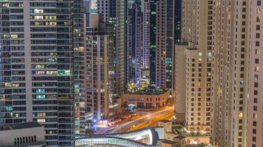 JBR ve Dubai Marina gökdelenleri, deniz kenarındaki modern gökdelenler, tüm gece boyunca havadan izlenen daireler ve ışıklar kapalıydı. Yol kavşağında trafik ve yaya geçidi