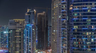 Dubai Marina Skyline 'ın arka planında JBR gökdelenleri var. Yukarıdan cam yüzey manzaralı aydınlık kuleler