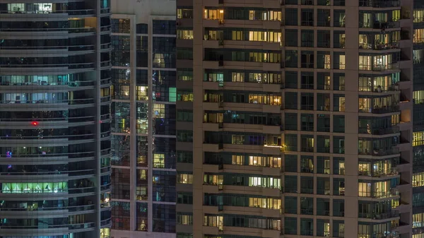 Sok Ablak Világít Modern Irodai Lakóépületek Timapse Éjjel Többszintes Felhőkarcolók — Stock Fotó