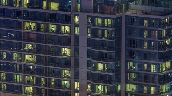 住宅高層ビルのWindowsライトは夜にタイムラプスします 内部に照明付きの部屋があるマルチレベルの高層ビル — ストック写真