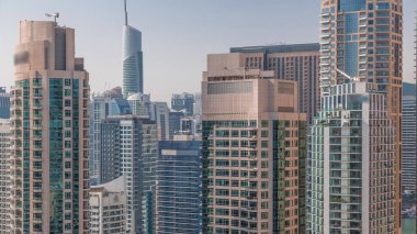Dubai Marina Skyline 'ın arka planında JLT gökdelenleri var. Yukarıdan cam yüzey manzaralı kuleler