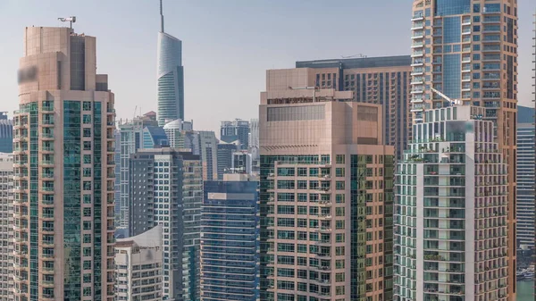 迪拜滨海天际线与Jlt区摩天大楼的背景空中时间 从上方俯瞰玻璃表面的塔楼 — 图库照片