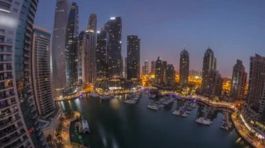 Dubai marinası, limandaki en uzun gökdelenler ve yatlar, gece gündüz, gündüz....
