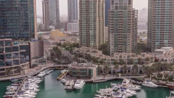 Bahía de yates de lujo en el timelapse aéreo de la ciudad en Dubai marina — Vídeo de stock